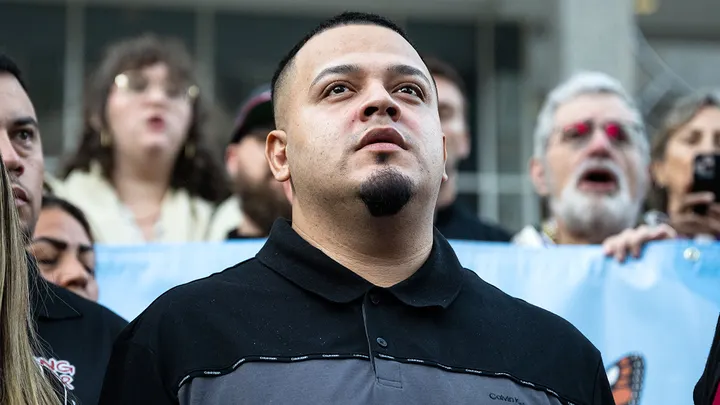 Kilmar Abrego Garcia, a Maryland man who was deported to El Salvador earlier this year, and his wife Jennifer Vasquez Sura, left, arrive for a check-in at the Immigration and Customs Enforcement (ICE) field office in Baltimore, Maryland, US, on Monday, Aug. 25, 2025 (Graeme Sloan/Bloomberg via Getty Images)
