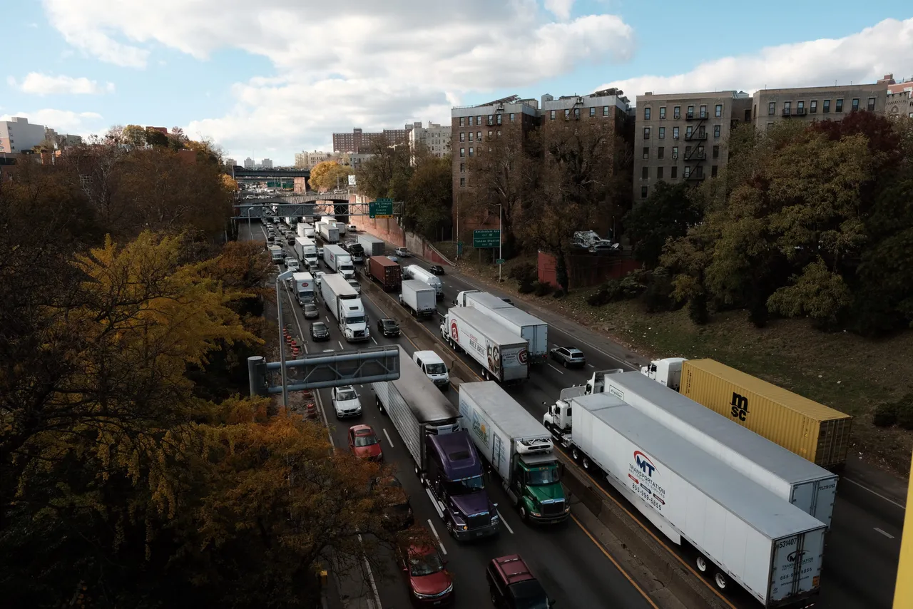 NEW YORK, NEW YORK – NOVEMBER 16: Cars and trucks move along the Cross Bronx Expressway. (Photo by Spencer Platt/Getty Images)