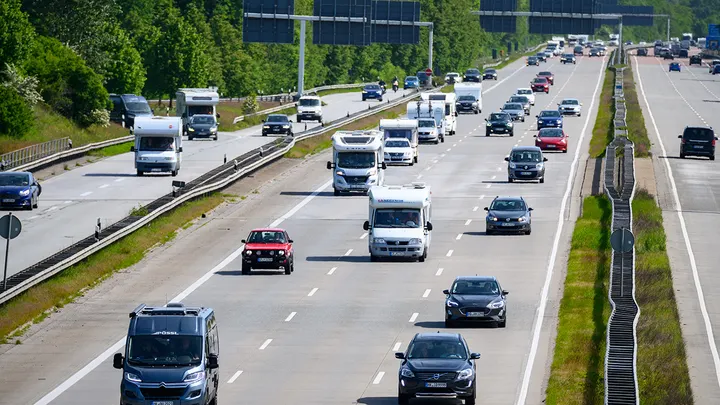 Cars driving on the highway (Jonas Walzberg/picture alliance via Getty Images / Getty Images)