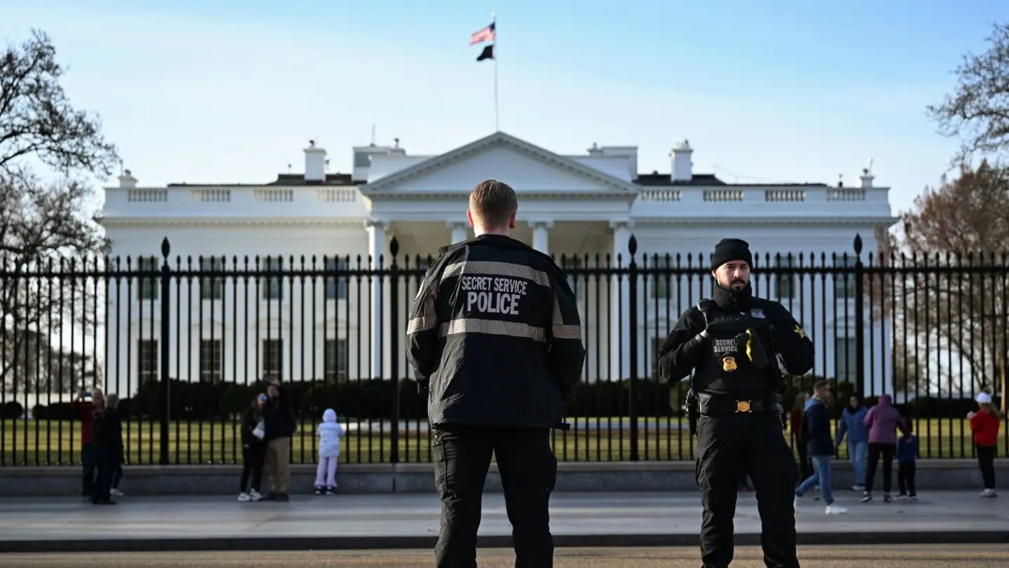 Uniformed Secret Service officers patrol near the White House in Washington, D.C. (Kevin Dietsch/Getty Images)