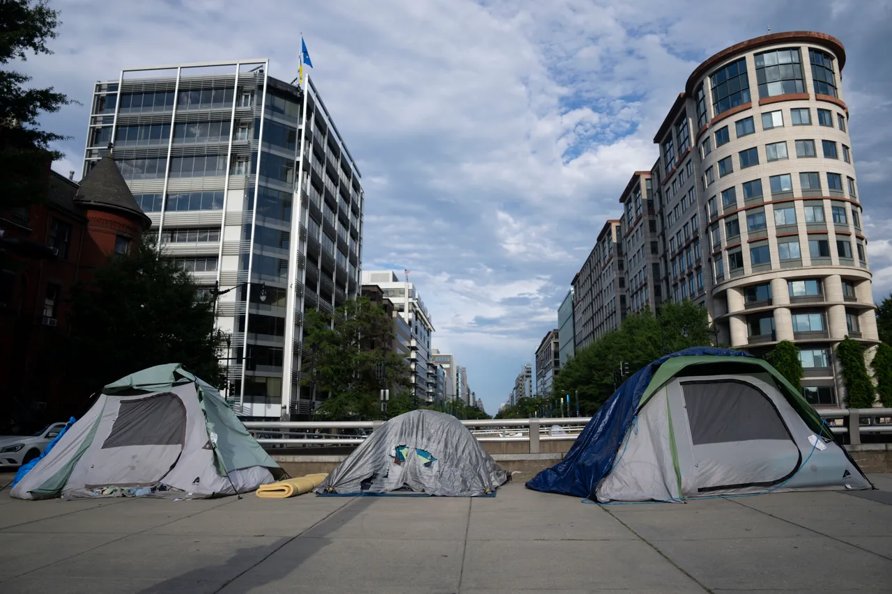 Homeless encampments are seen near Washington Circle on August 14, 2025 in Washington, DC. As part of a larger crackdown by the Trump Administration, D.C. city officials have posted notices at multiple encampments around the nation&rsquo;s capital warning of their plans to remove tents and relocate the homeless. (Photo by Kayla Bartkowski/Getty Images)