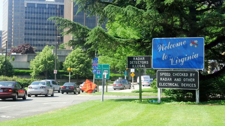 A welcome sign is posted in the grass near the intersection of Lee Highway, Key Bridge, and the George Washington Memorial Parkway in Rosslyn, Arlington County, Virginia. (Universal Images Group/Getty Images)