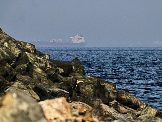 UAE Uses ‘Shadow Fleet’ Tactics to Move Millions of Barrels Through Strait of Hormuz Despite Iranian Threats