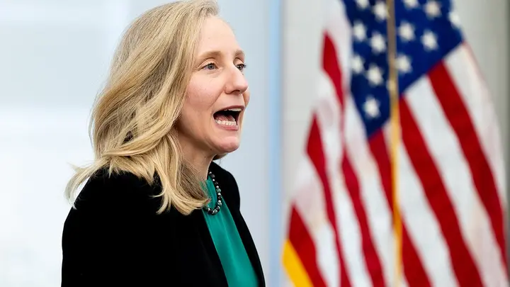 LEGAL EXPERT SLAMS VIRGINIA GOVERNOR’S NEW ICE ORDER AS ‘POLITICAL THEATER’
