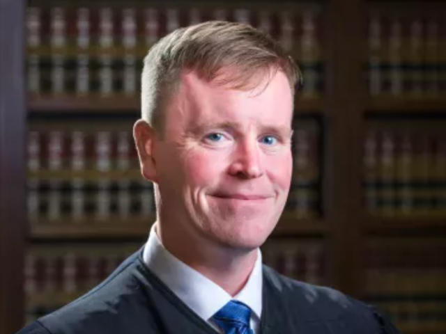 Biden-Appointed Judge Moves to Restrict ICE Courthouse Arrests, Triggering Clash Over Deportation Enforcement