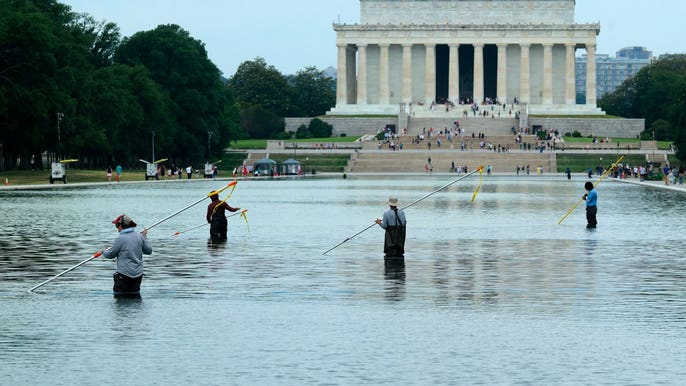 WH condemns "targeted sabotage" of Lincoln Memorial. 7 arrests.