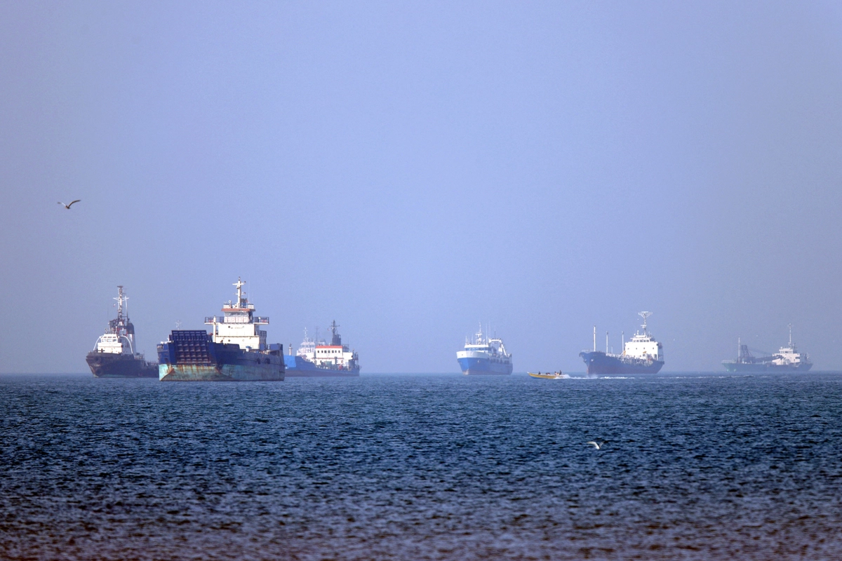 Oil Surges as U.S.–Iran Clash Escalates, Iran Threatens to Shut Down Strait of Hormuz