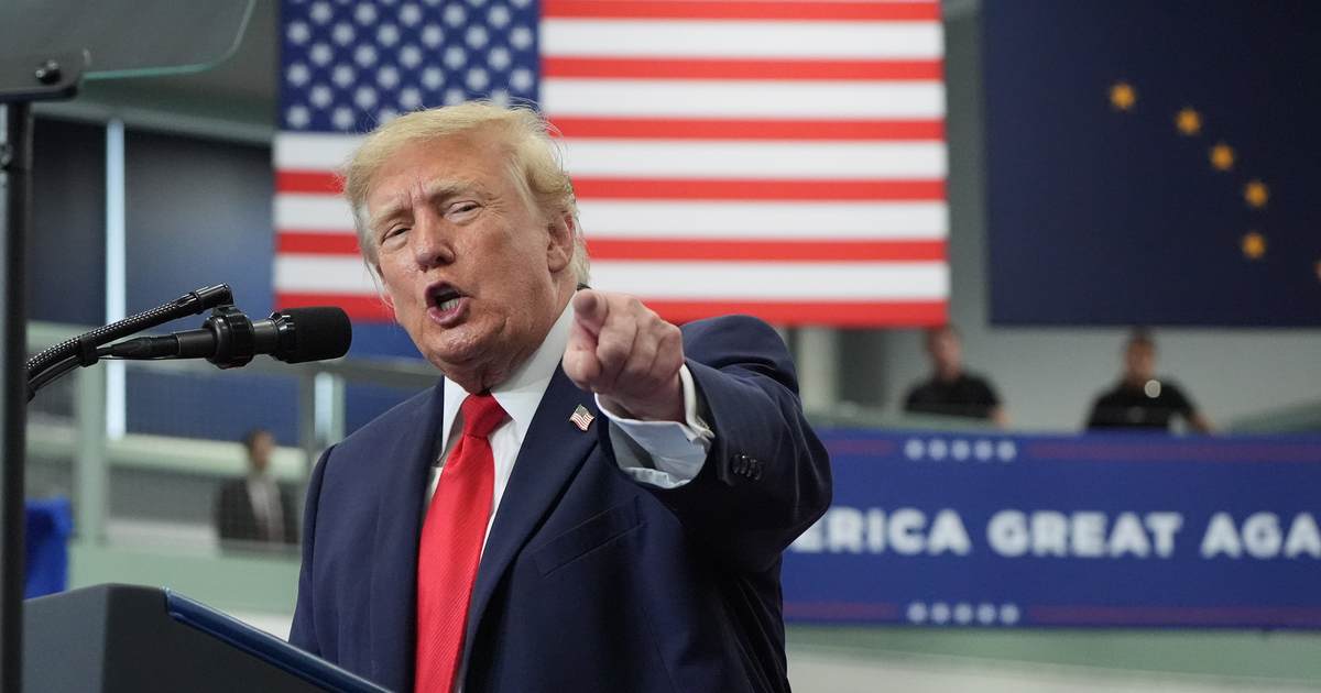 Trump's Relentless Drive: Kansas and Iowa Rallies Reinstated for Final Midterm Push